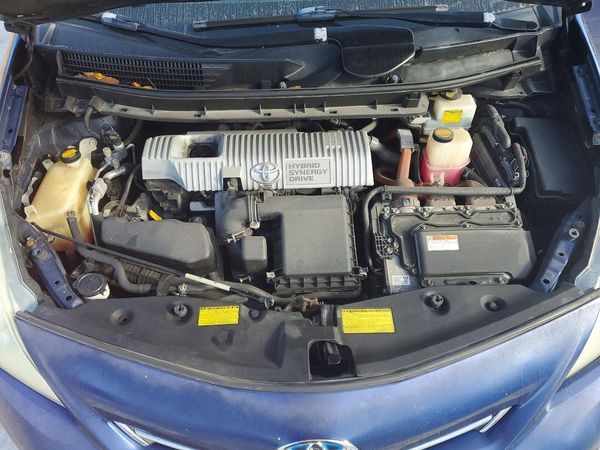 2013 TOYOTA PRIUS — Engine bay