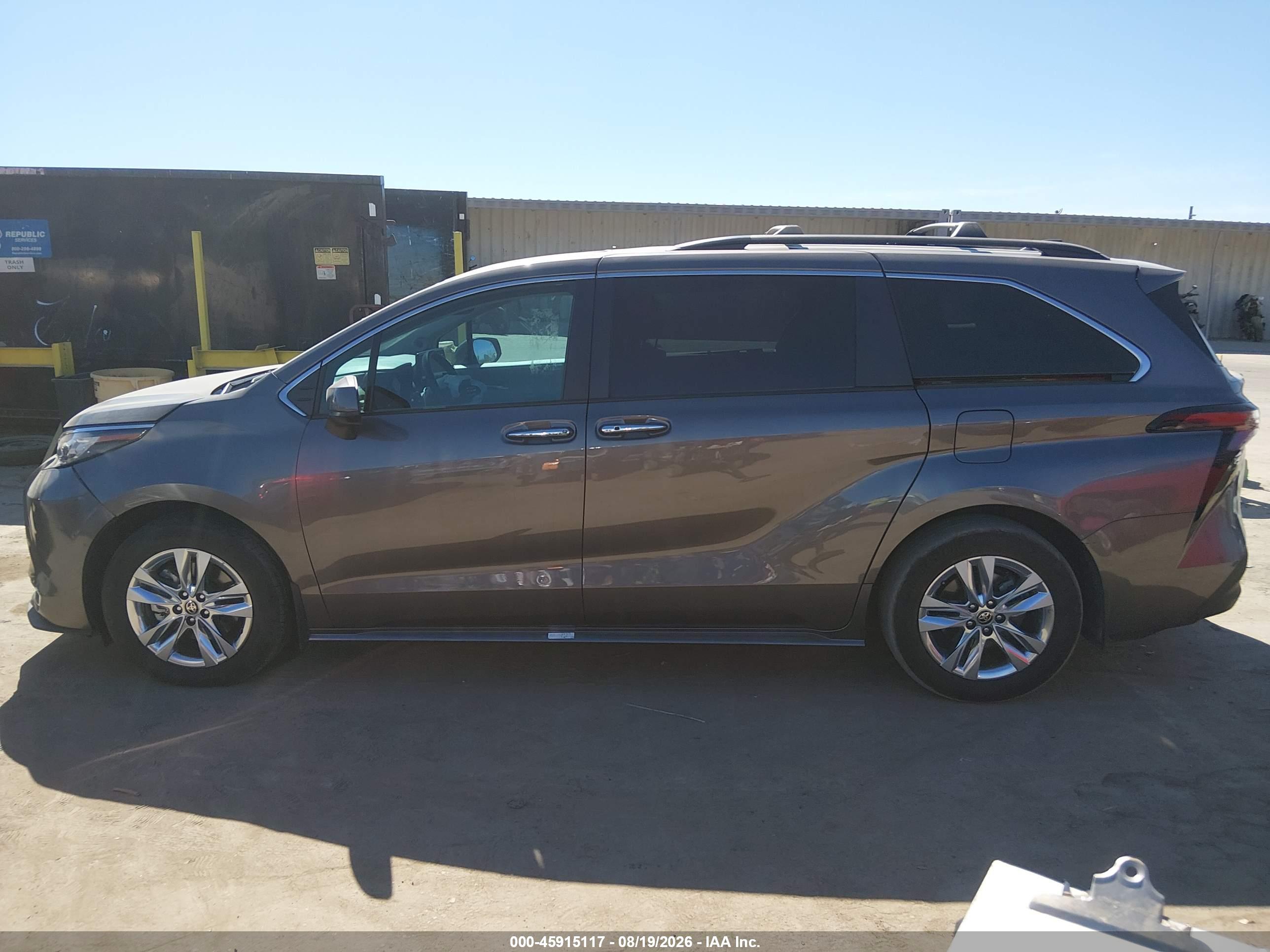 2024 TOYOTA SIENNA XLE