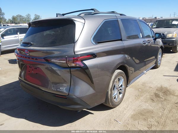 2024 TOYOTA SIENNA XLE
