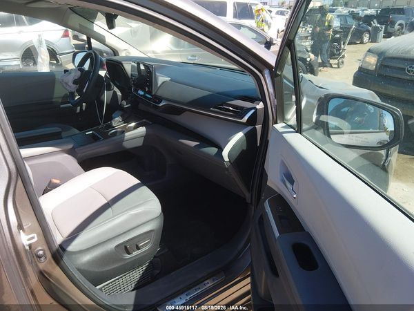 2024 TOYOTA SIENNA XLE