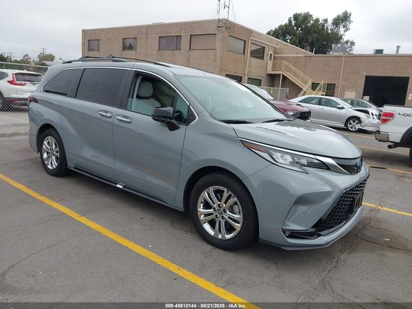 2023 TOYOTA SIENNA XSE