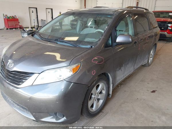 2013 TOYOTA SIENNA — I2