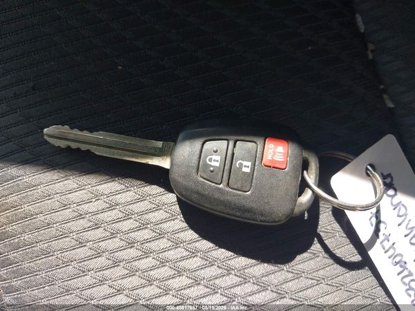 2017 TOYOTA HIGHLANDER LE