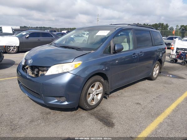 2013 TOYOTA SIENNA — I2