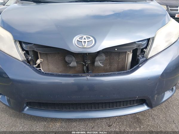 2013 TOYOTA SIENNA LE V6 8 PASSENGER — I6