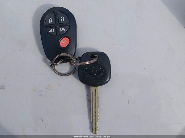 2013 TOYOTA SIENNA LE V6 8 PASSENGER — I11