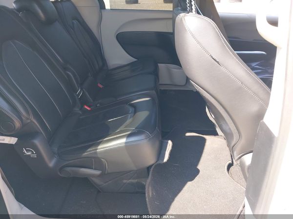 2020 CHRYSLER PACIFICA TOURING L — I8