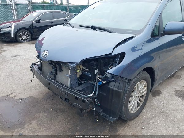 2015 TOYOTA SIENNA XLE/LIMITED