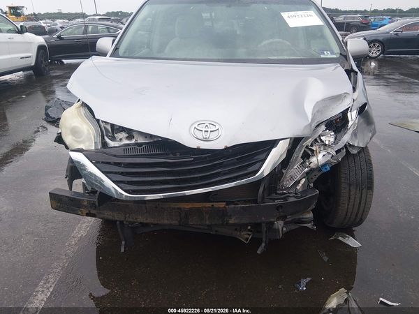 2013 TOYOTA SIENNA LE V6 8 PASSENGER — I6