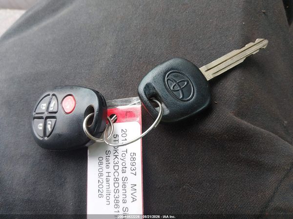 2013 TOYOTA SIENNA LE V6 8 PASSENGER — I11