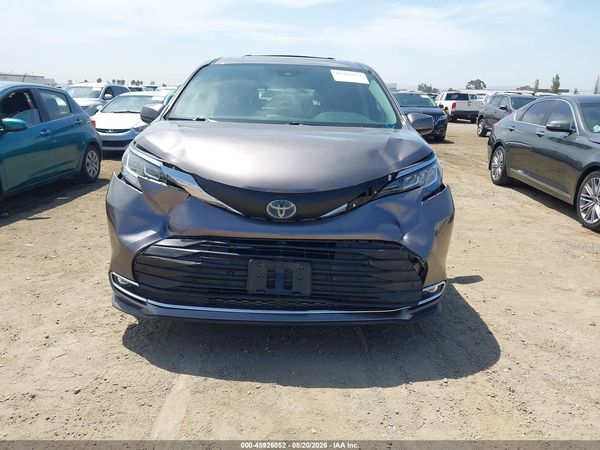 2021 TOYOTA SIENNA XLE