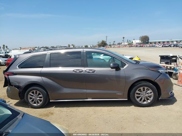 2021 TOYOTA SIENNA XLE