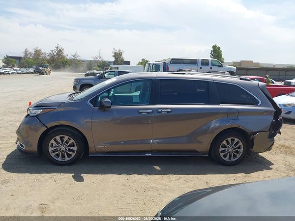 2021 TOYOTA SIENNA XLE