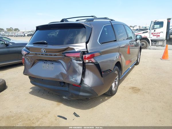 2021 TOYOTA SIENNA XLE