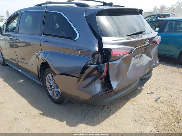 2021 TOYOTA SIENNA XLE
