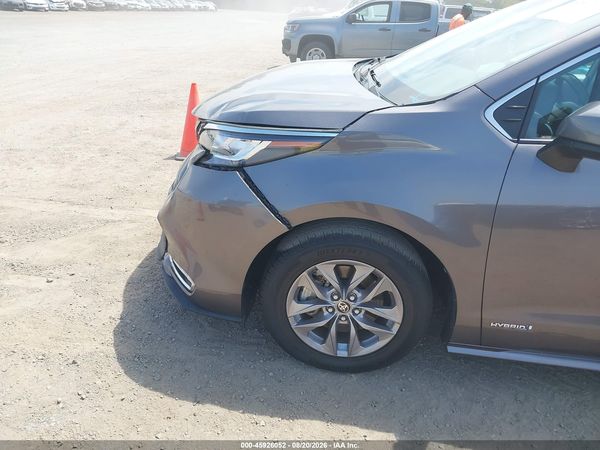 2021 TOYOTA SIENNA XLE