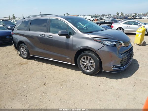 2021 TOYOTA SIENNA XLE