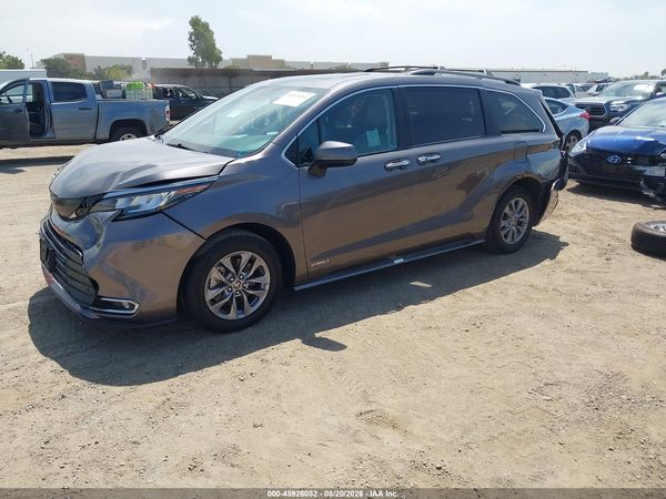 2021 TOYOTA SIENNA XLE