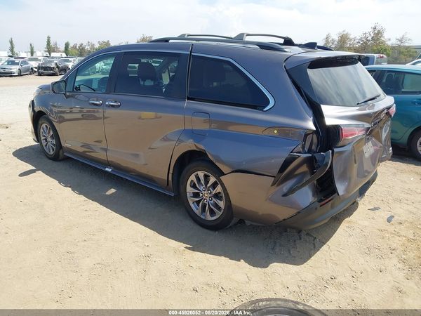 2021 TOYOTA SIENNA XLE