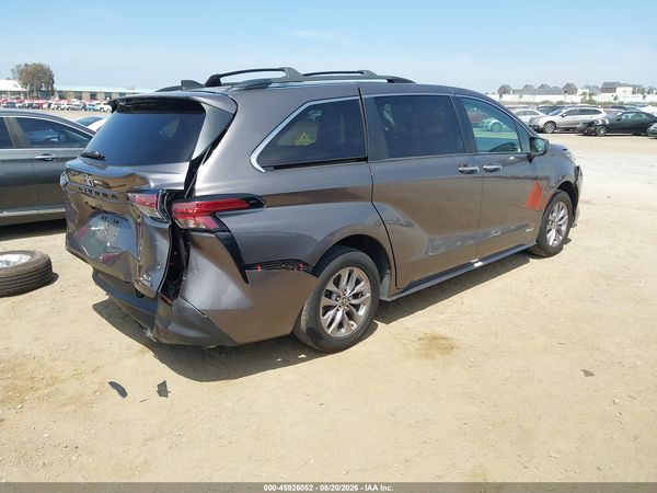 2021 TOYOTA SIENNA XLE