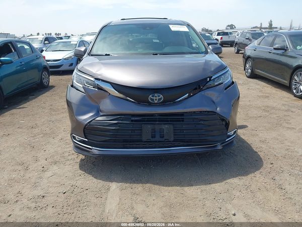 2021 TOYOTA SIENNA XLE