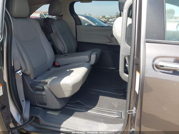 2021 TOYOTA SIENNA XLE