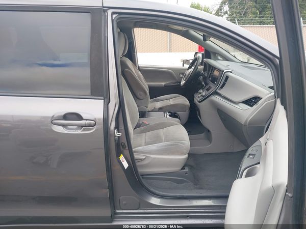2019 TOYOTA SIENNA LE 8 PASSENGER — I5