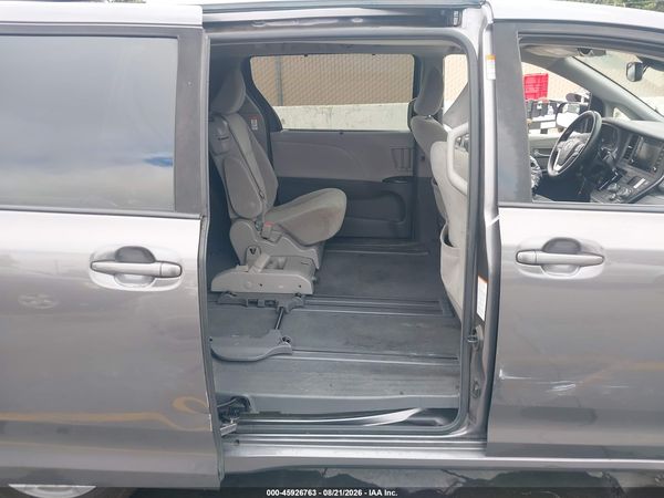 2019 TOYOTA SIENNA LE 8 PASSENGER — I8