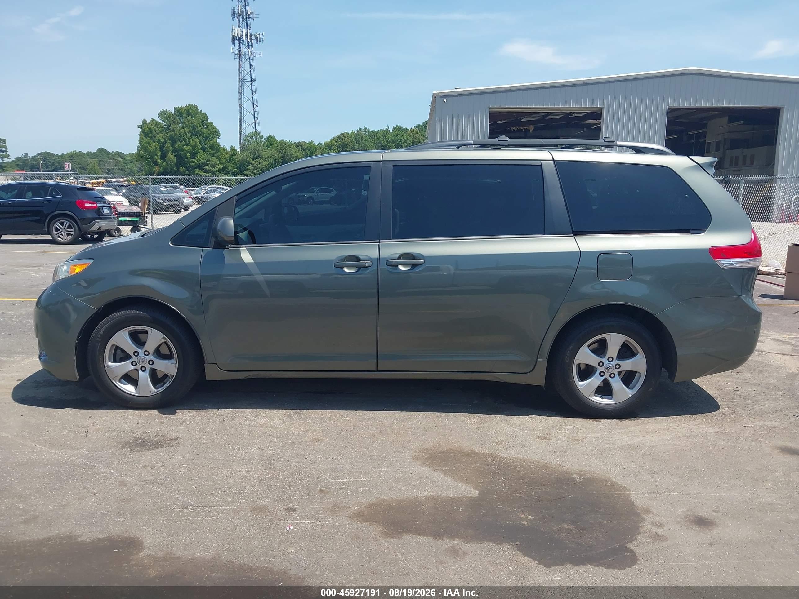 2014 TOYOTA SIENNA LE V6 8 PASSENGER