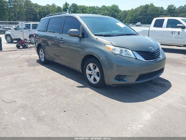 2014 TOYOTA SIENNA LE V6 8 PASSENGER