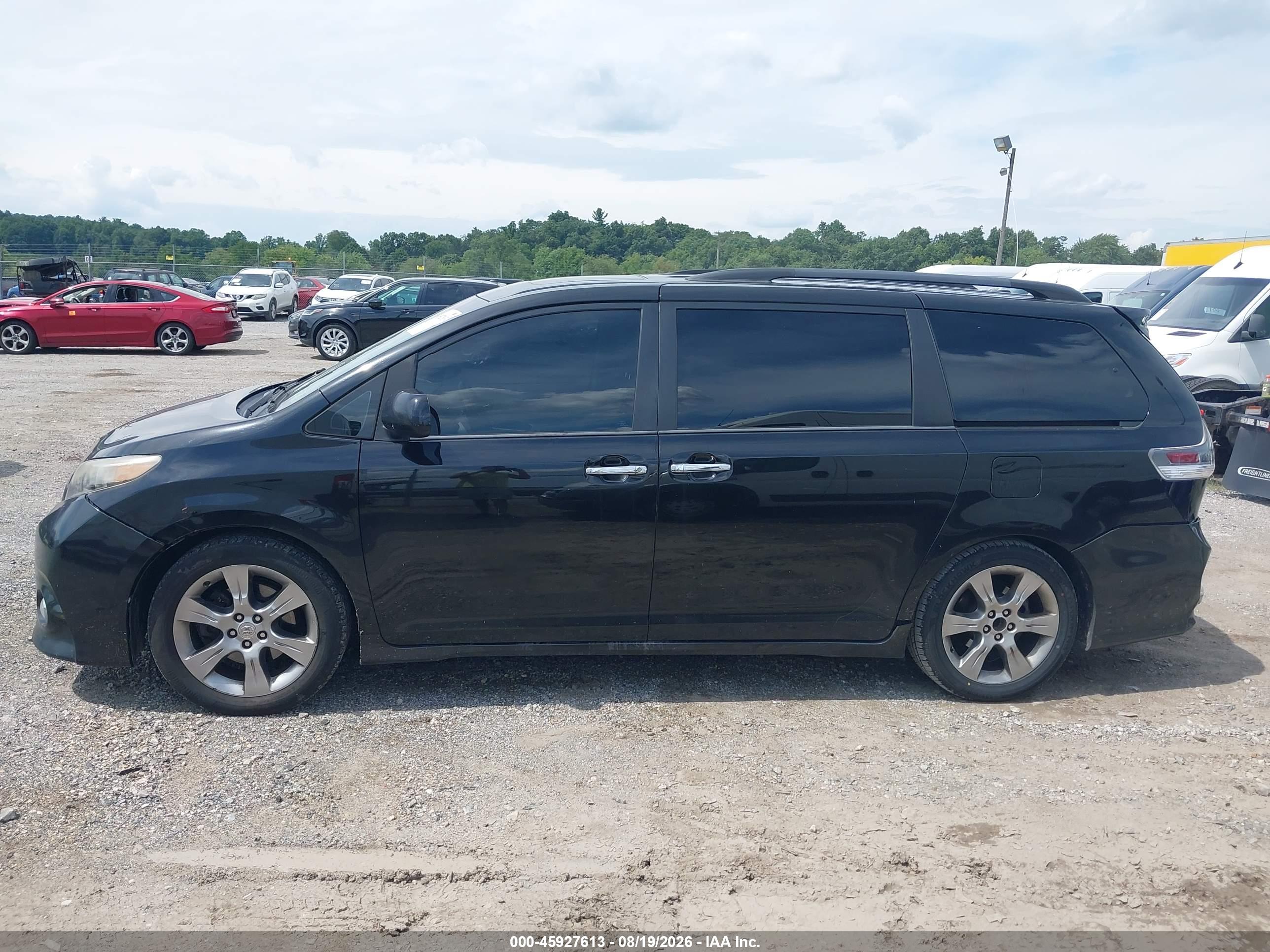 2013 TOYOTA SIENNA SE 8 PASSENGER
