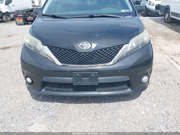 2013 TOYOTA SIENNA SE 8 PASSENGER