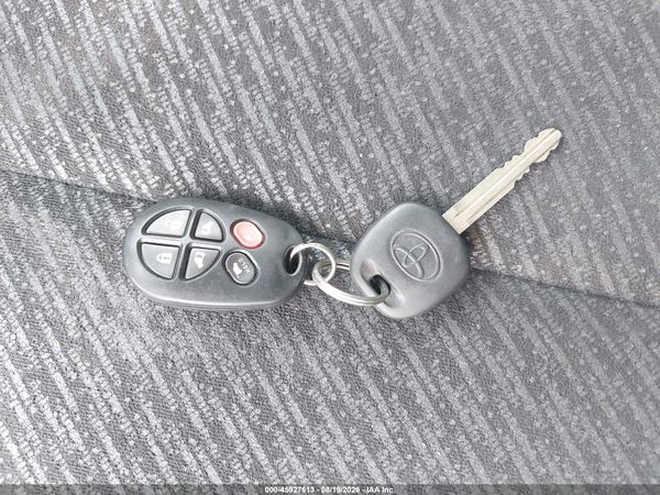 2013 TOYOTA SIENNA SE 8 PASSENGER