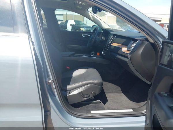 2022 VOLVO XC60 B5 MOMENTUM — I5