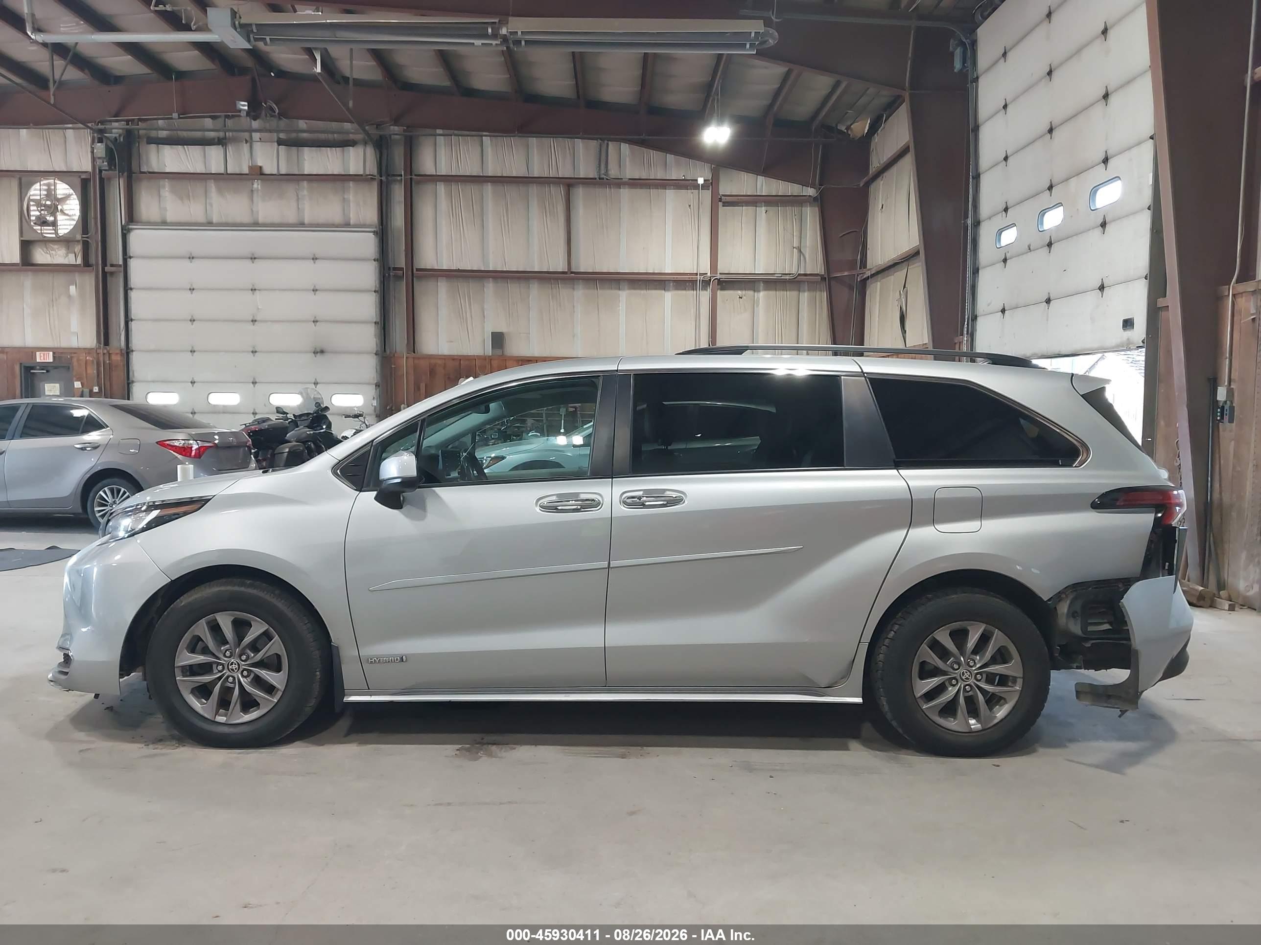 2021 TOYOTA SIENNA XLE