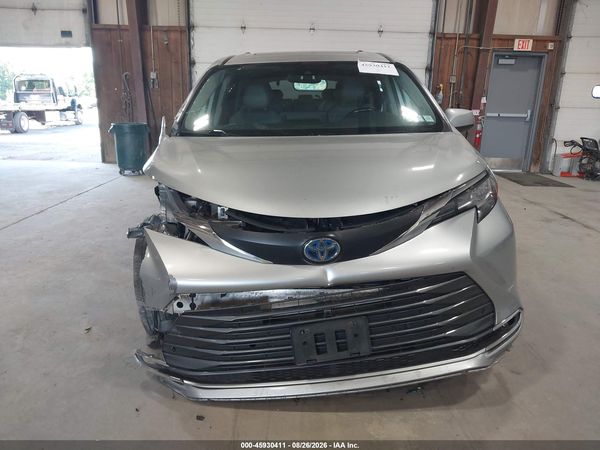 2021 TOYOTA SIENNA XLE