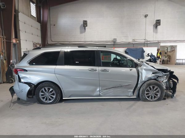 2021 TOYOTA SIENNA XLE