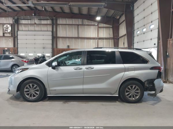 2021 TOYOTA SIENNA XLE