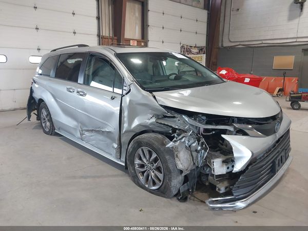 2021 TOYOTA SIENNA XLE