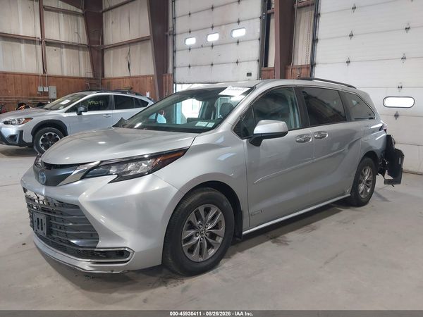 2021 TOYOTA SIENNA XLE