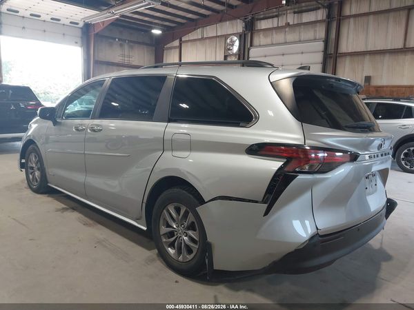 2021 TOYOTA SIENNA XLE