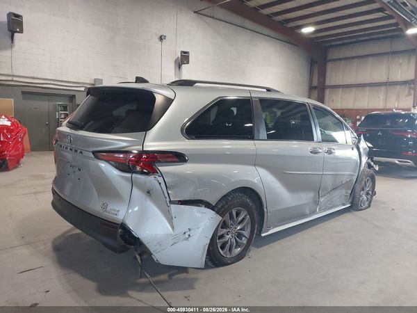 2021 TOYOTA SIENNA XLE