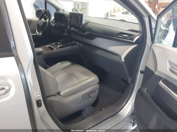 2021 TOYOTA SIENNA XLE