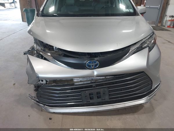 2021 TOYOTA SIENNA XLE