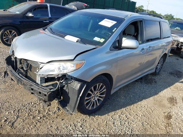 2019 TOYOTA SIENNA XLE 8 PASSENGER