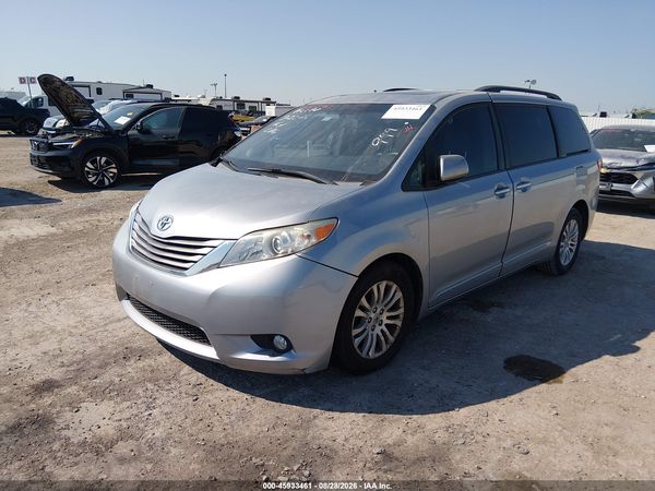 2017 TOYOTA SIENNA — I2