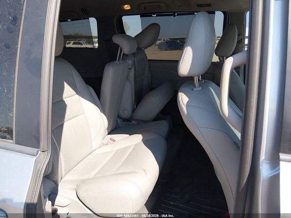 2017 TOYOTA SIENNA XLE 8 PASSENGER — I8