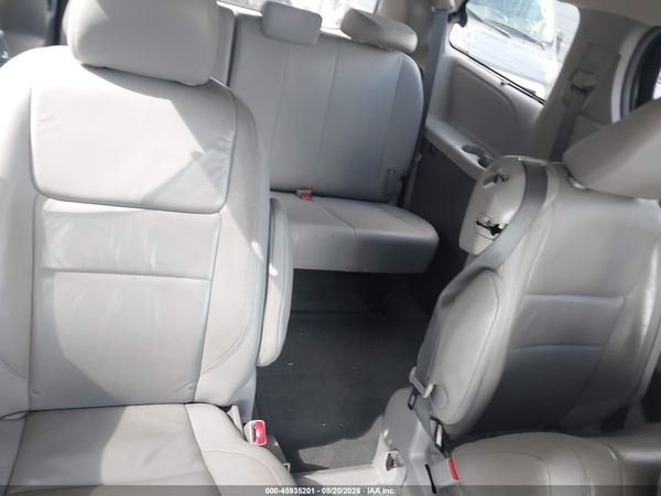 2016 TOYOTA SIENNA XLE 8 PASSENGER — I8