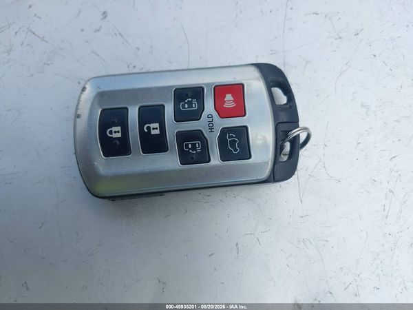 2016 TOYOTA SIENNA XLE 8 PASSENGER — I11