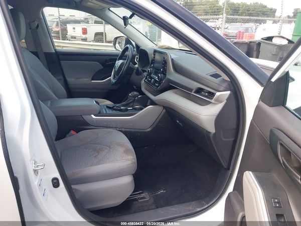 2022 TOYOTA HIGHLANDER LE